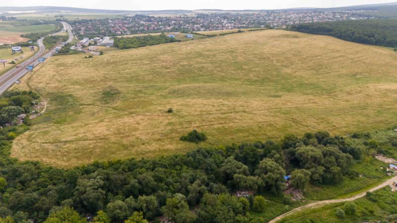 Ackerflächen und Wald in Košice - Stadtteil Luník IX, auch benachbarte Straßen sind zu sehen.