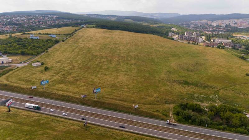 Umfangreiche landwirtschaftliche und forstwirtschaftliche Grundstücke in Košice, Stadtteil Luník IX, mit Autobahn.