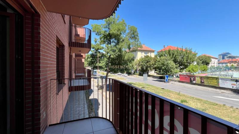 Der Balkon der Wohnung in der Cvernovka-Straße in Bratislava - Ružinov mit Grünflächen und Straße.
