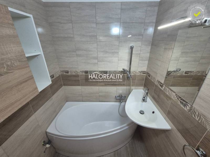 Badezimmer mit Duschwanne und Waschbecken in einer 3-Zimmer-Wohnung, Fliesen mit Naturmuster.