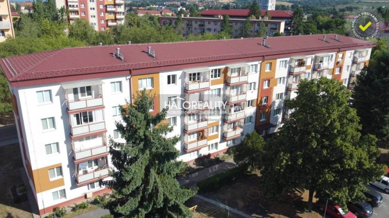 Blick auf ein Wohngebäude in Rimavská Sobota mit einem Angebot einer 3-Zimmer-Wohnung.