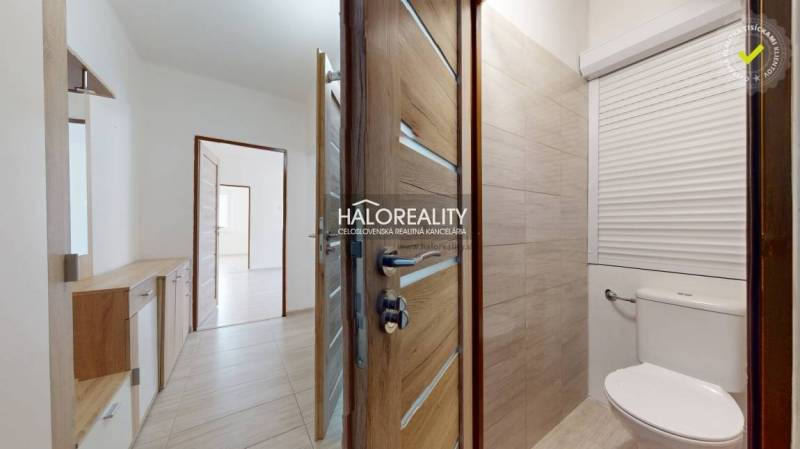 Interieur einer 3-Zimmer-Wohnung mit Zugang zum Badezimmer, hellem Flur und Türen.