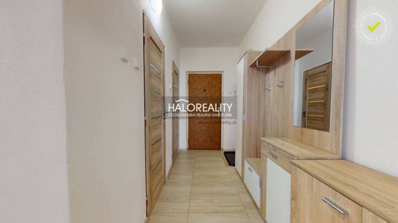 Eingangsbereich in einer 3-Zimmer-Wohnung mit Holzmöbeln und Fliesenboden.