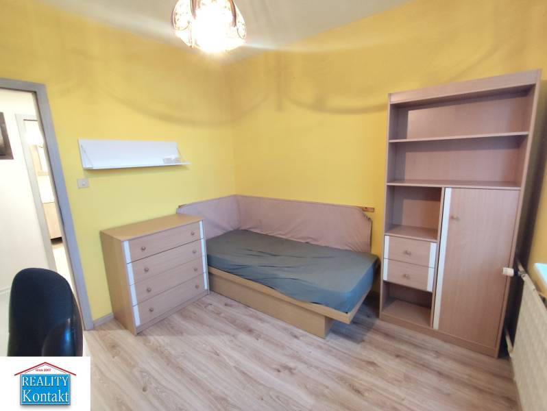 Ein gemütliches Zimmer mit Bett und Möbeln in einer 3-Zimmer-Wohnung.