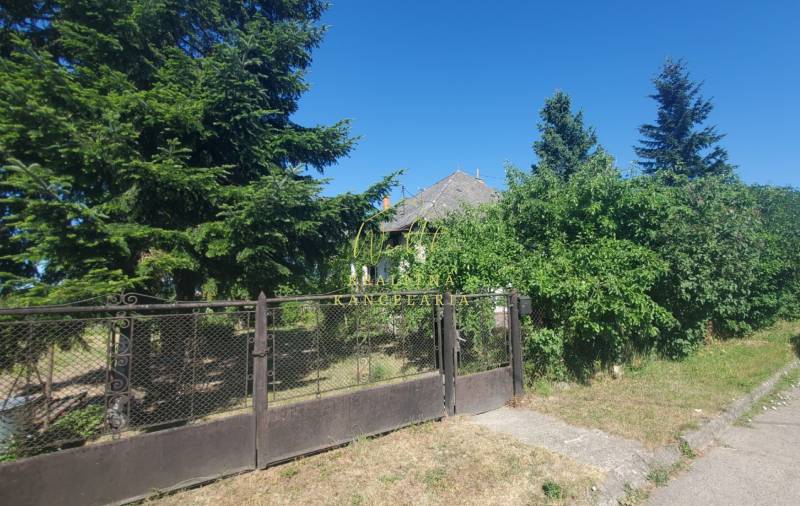 Ein Einfamilienhaus in Sečovce in der Mostová-Straße, umgeben von Bäumen und einem Zaun.