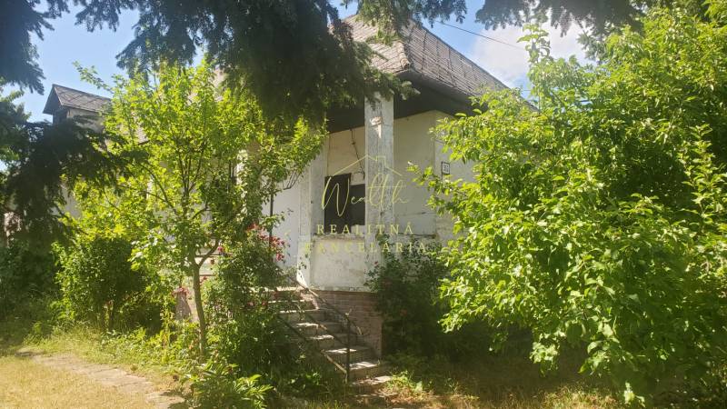 Ein Einfamilienhaus in der Mostová-Straße in Sečovce, umgeben von Grün und Bäumen.
