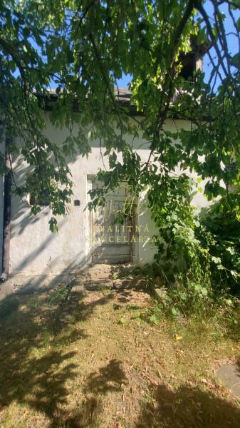 Älteres Einfamilienhaus in der Mostová-Straße in Sečovce, umgeben von Grün und Bäumen.
