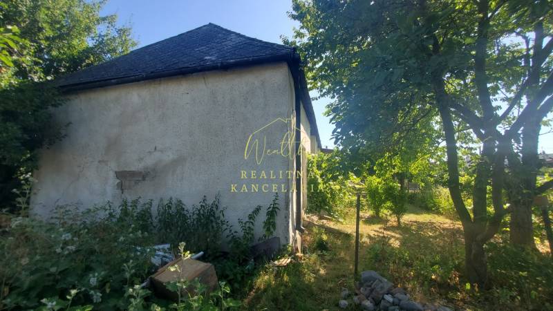 Ein Einfamilienhaus in der Mostová-Straße in Sečovce mit einem großen Garten und Bäumen.