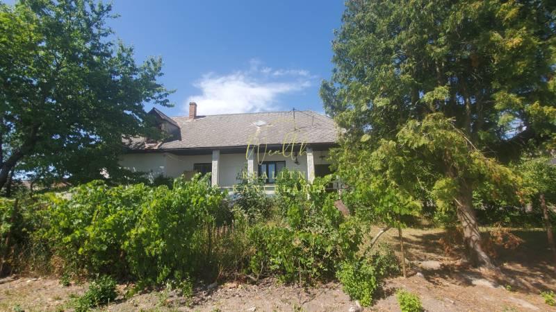 Das Einfamilienhaus in der Mostová-Straße in Sečovce ist von Grünflächen und Bäumen umgeben.
