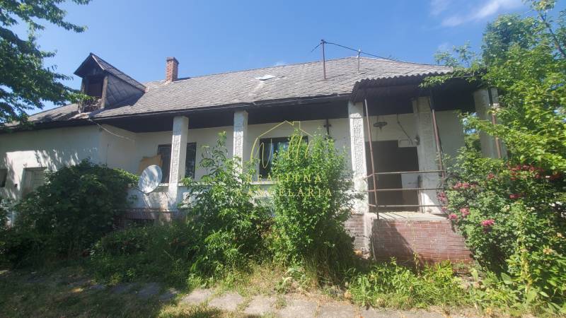 Ein Einfamilienhaus in der Mostová-Straße in Sečovce, vor dem Haus üppige Vegetation.