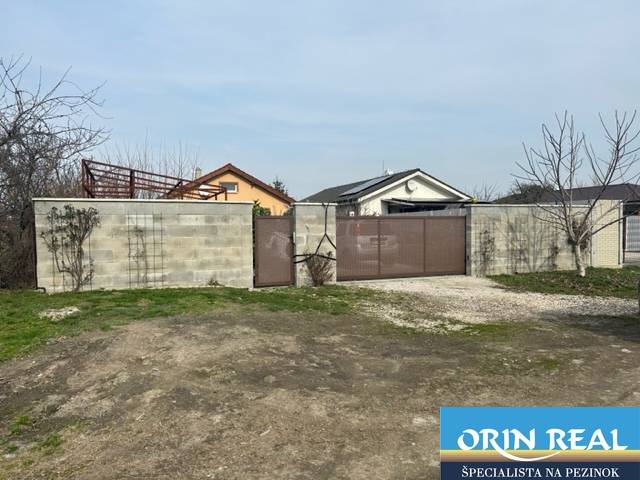 In Zálesí in der Straße Domky ist ein geschlossenes Tor und eine Betonmauer zu sehen, die landwirtschaftliche und forstwirtschaftliche Grundstücke umgeben.