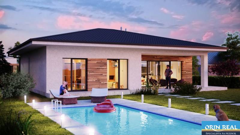 Ein Ferienhaus in Pezinok auf der Bratislavská Straße mit Pool und Terrasse in abendlicher Beleuchtung.