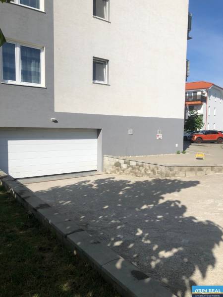 In Slovenský Grob, in der Rastislavova-Straße, befinden sich Garagen bei Wohngebäuden.