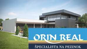 Ein Einfamilienhaus an den Sonnenseen in Senec neben den Schildern der Immobilienagentur.
