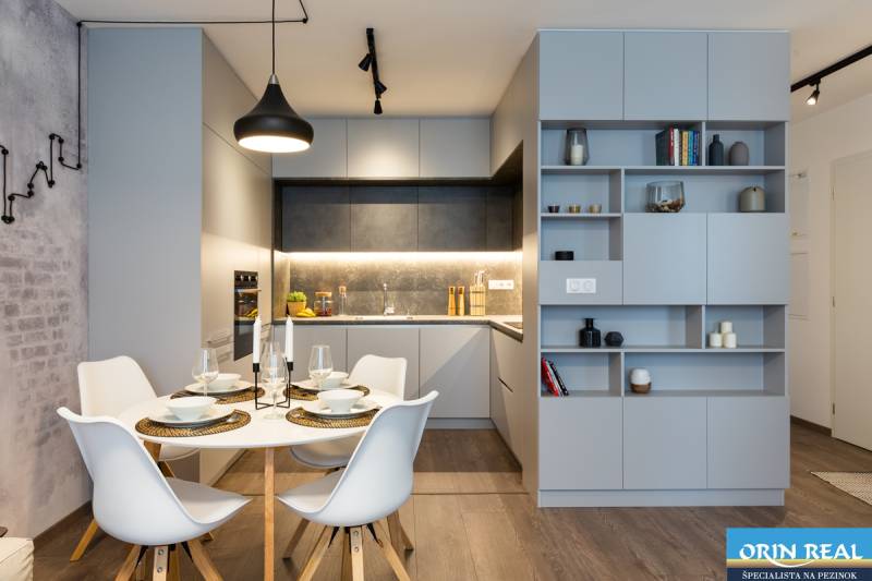 Esszimmer und Küche mit modernen Geräten in einer 2-Zimmer-Wohnung, minimalistisches Design.