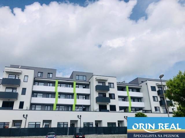 Wohnhaus in der Suvorovova-Straße in Pezinok, das 3-Zimmer-Wohnungen anbietet.