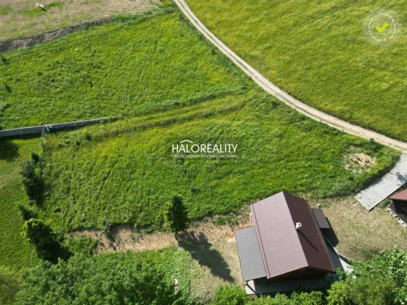 Luftaufnahme von Erholungsgrundstücken in Vyšné Ružbachy mit grünen Wiesen und einem Haus.