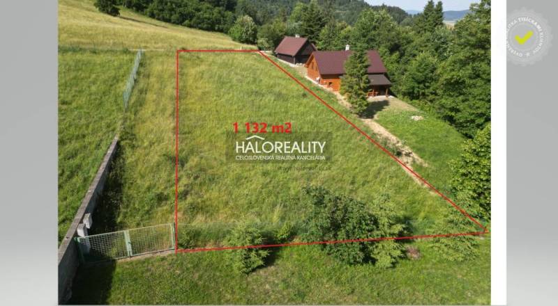Freizeitgrundstücke in Vyšné Ružbachy mit einer Hütte, umgeben von Grün und Natur.