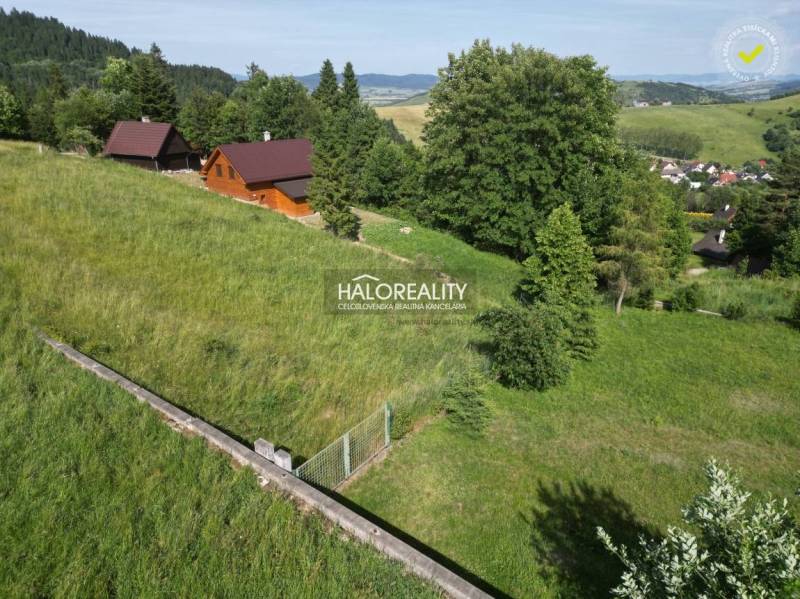 Freizeitgrundstücke in Vyšné Ružbachy mit Holzhütten, umgeben von Grün und Hügeln.