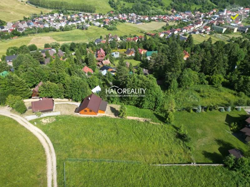 Luftaufnahme von Erholungsgrundstücken in Vyšné Ružbachy, umgeben von Grünflächen und Dorfhäusern.