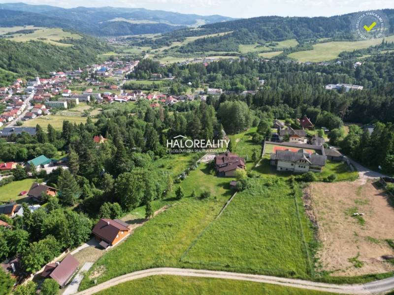 Luftperspektive auf die Erholungsgrundstücke in der Gemeinde Vyšné Ružbachy, umgeben von Natur.