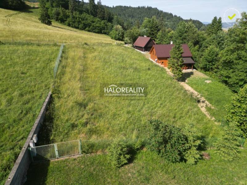 Freizeitgrundstücke in Vyšné Ružbachy mit einer Hütte, umgeben von Natur und Grün.