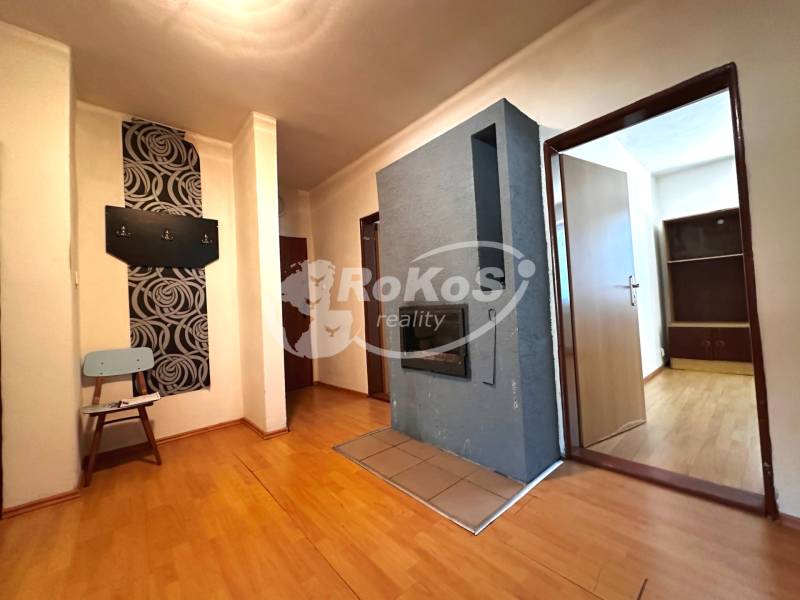 Der Flur in einer 3-Zimmer-Wohnung mit Holzboden und Wandhaken.