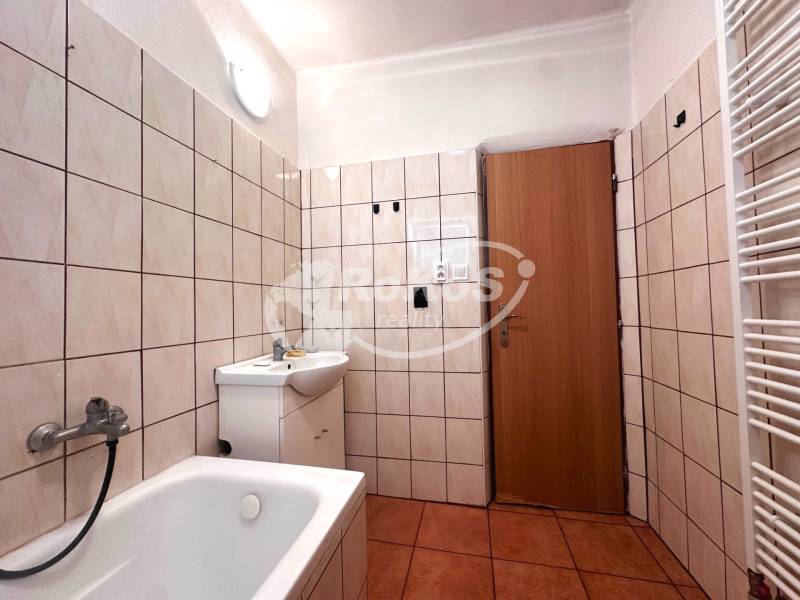 Badezimmer mit Badewanne und Waschbecken in einer 3-Zimmer-Wohnung.