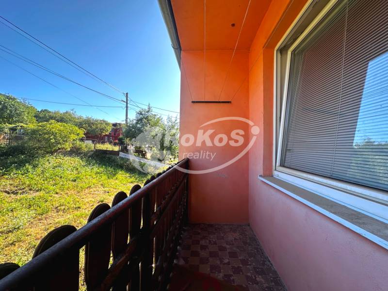 Balkon einer 3-Zimmer-Wohnung in Honciach mit Blick auf den Garten und die umliegende Natur.