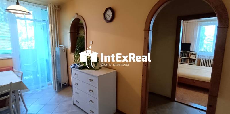 Esszimmer mit Stühlen, Bogentüren, die zu den Schlafzimmern führen, Interieur einer 3-Zimmer-Wohnung.