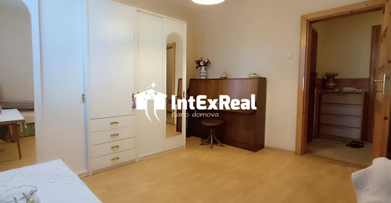 Ein Zimmer in einer 3-Zimmer-Wohnung mit einem Schrank und einem Schminktisch.