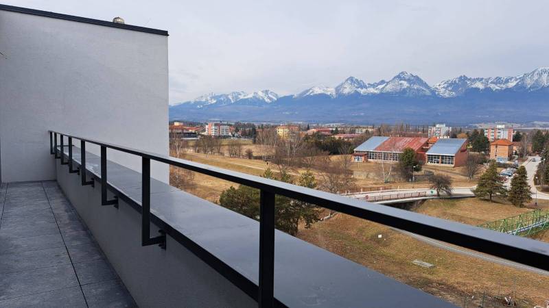 Blick vom Balkon auf das Panorama der Tatra in der Stadt Svit in der Jilemnického-Straße.
