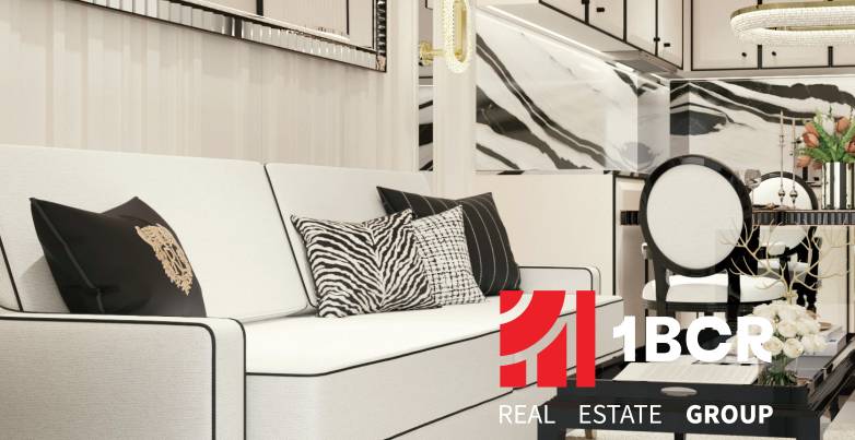Luxuriöse Einrichtung einer 2-Zimmer-Wohnung mit Designkissen und eleganten Details.