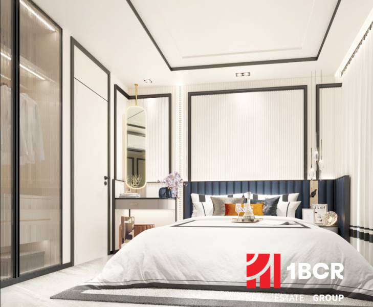 Schlafzimmer in einer 2-Zimmer-Wohnung mit einem großen Bett, einem Schrank und einem Spiegel.