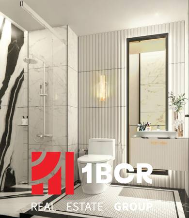 Badezimmer in einer 2-Zimmer-Wohnung mit Duschkabine, WC und Waschbecken; helle elegante Elemente.