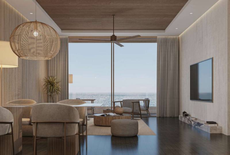 Luxuriöses Interieur eines Einfamilienhauses mit Blick durch große Fenster auf die Stadt.