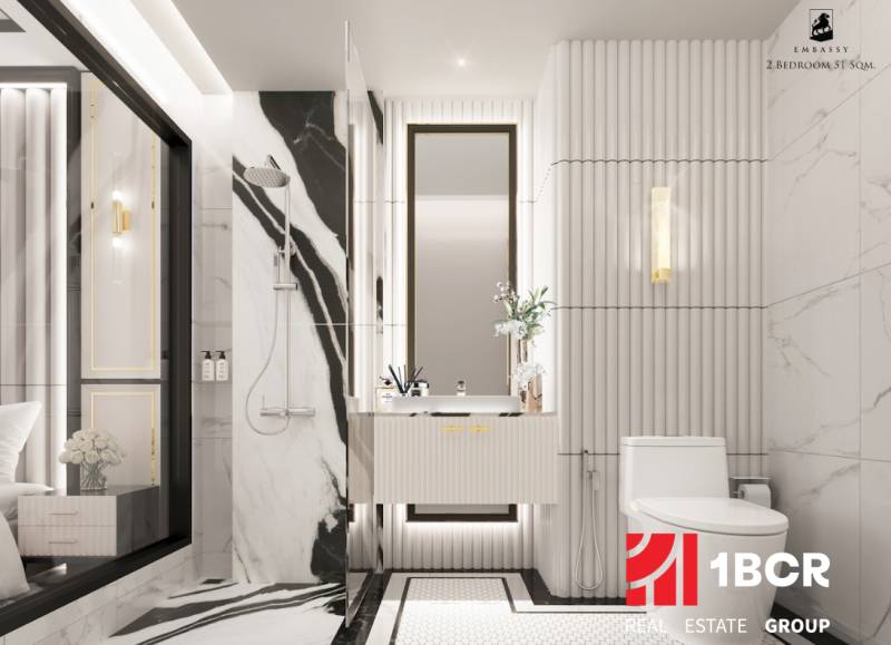 Elegantes weißes Badezimmer in einer 3-Zimmer-Wohnung mit Duschkabine und Spiegel.