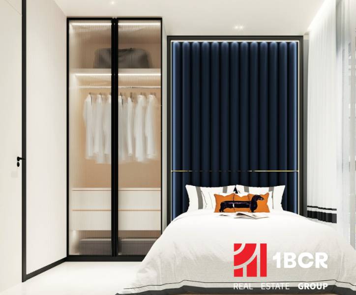 Ein stilvolles Schlafzimmer mit einem geräumigen Schrank und Bett in einer 3-Zimmer-Wohnung.