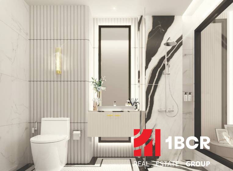 Badezimmer in einer 3-Zimmer-Wohnung mit Marmorfliesen und einem großen Spiegel.