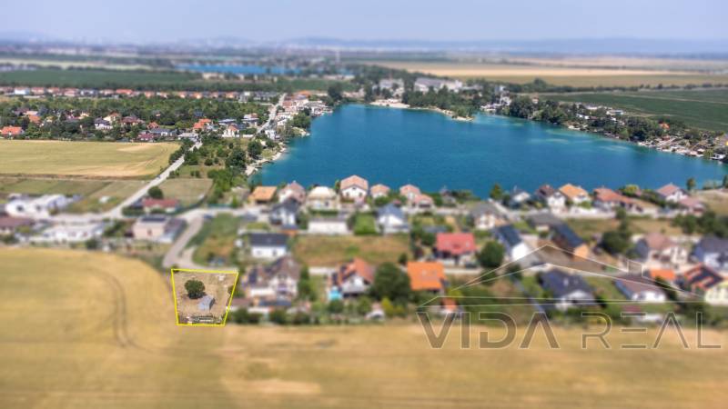 Luftaufnahme des Wochenendhausgebiets an einem Gewässer in Dunajská Lužná, Grundstücke - Wohnen.