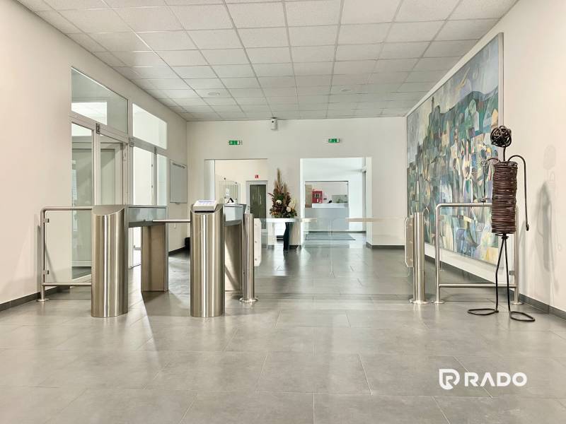 Vstupshalle in Büros mit gesicherten Drehkreuzen.