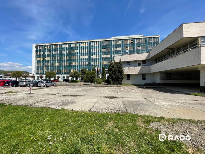 Bürogebäude in der Straße K výstavisku in der Stadt Trenčín mit Parkplatz und Grünflächen.