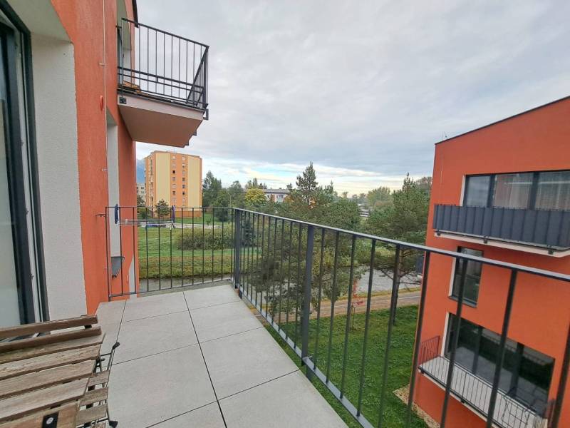 Balkon in einer 2-Zimmer-Wohnung in der Jilemnického-Straße in der Stadt Svit mit Blick auf das Grün.