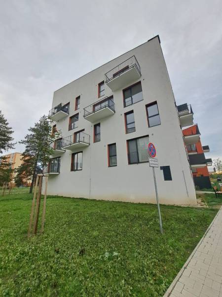 Wohngebäude in der Jilemnického Straße in Svit, umgeben von Grünflächen und Gehwegen.