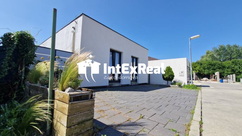 Ein Einfamilienhaus in Galanta in der Galantská Straße mit einer gepflasterten Terrasse und Grünflächen.