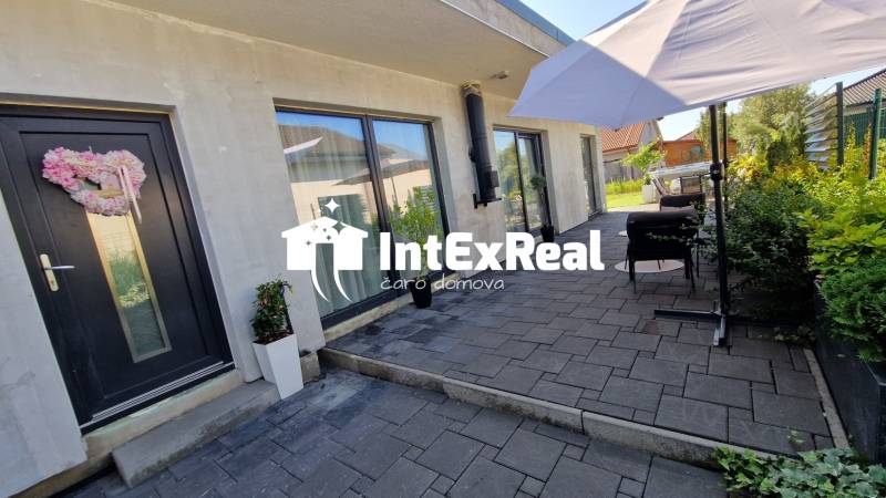 Einfamilienhaus in Galanta in der Galantská-Straße mit Terrasse und Gartenmöbeln.