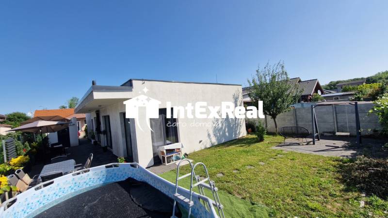 Einfamilienhaus in Galanta in der Galantská-Straße mit Garten, Pool und Sitzgelegenheit.