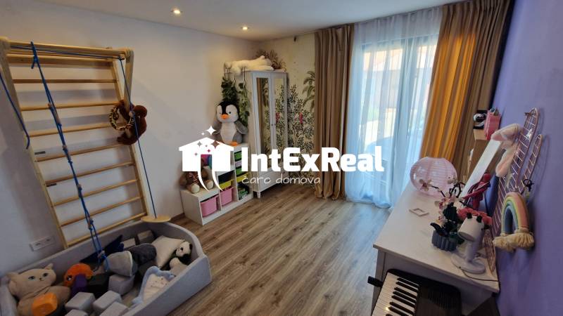 Kinderzimmer im Einfamilienhaus mit Spielzeug, Schränken und einer Sprossenwand.