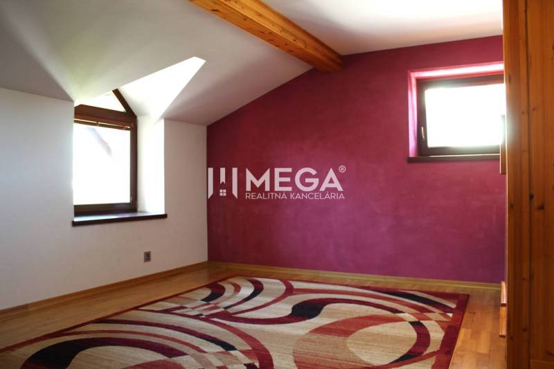 Lila Wand und heller Teppich in einer 3-Zimmer-Wohnung.