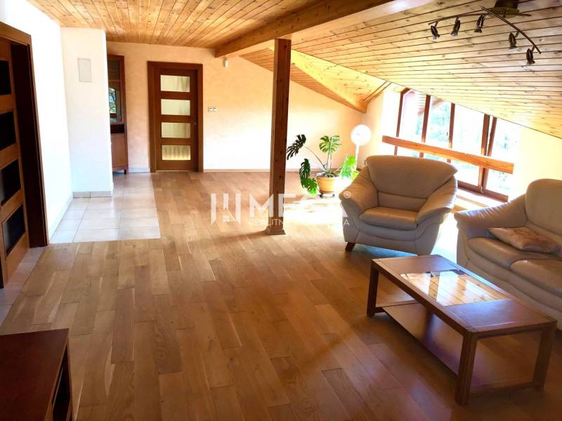 Dachwohnraum mit Holzboden und Sofa in einer 3-Zimmer-Wohnung.